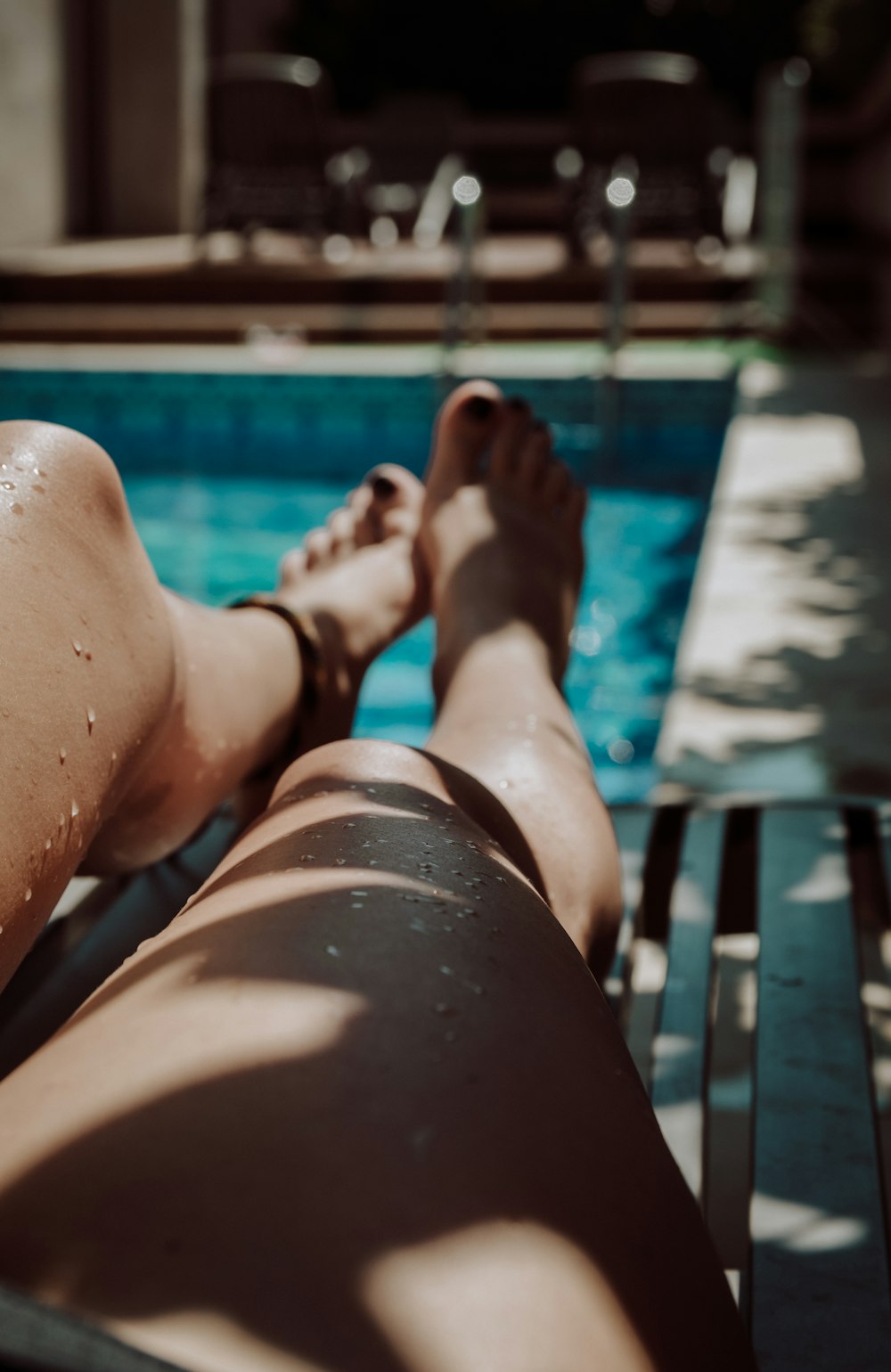 photo de mise au point sélective de pieds humains pendant la journée