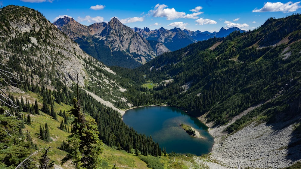 Montanha cinza e verde