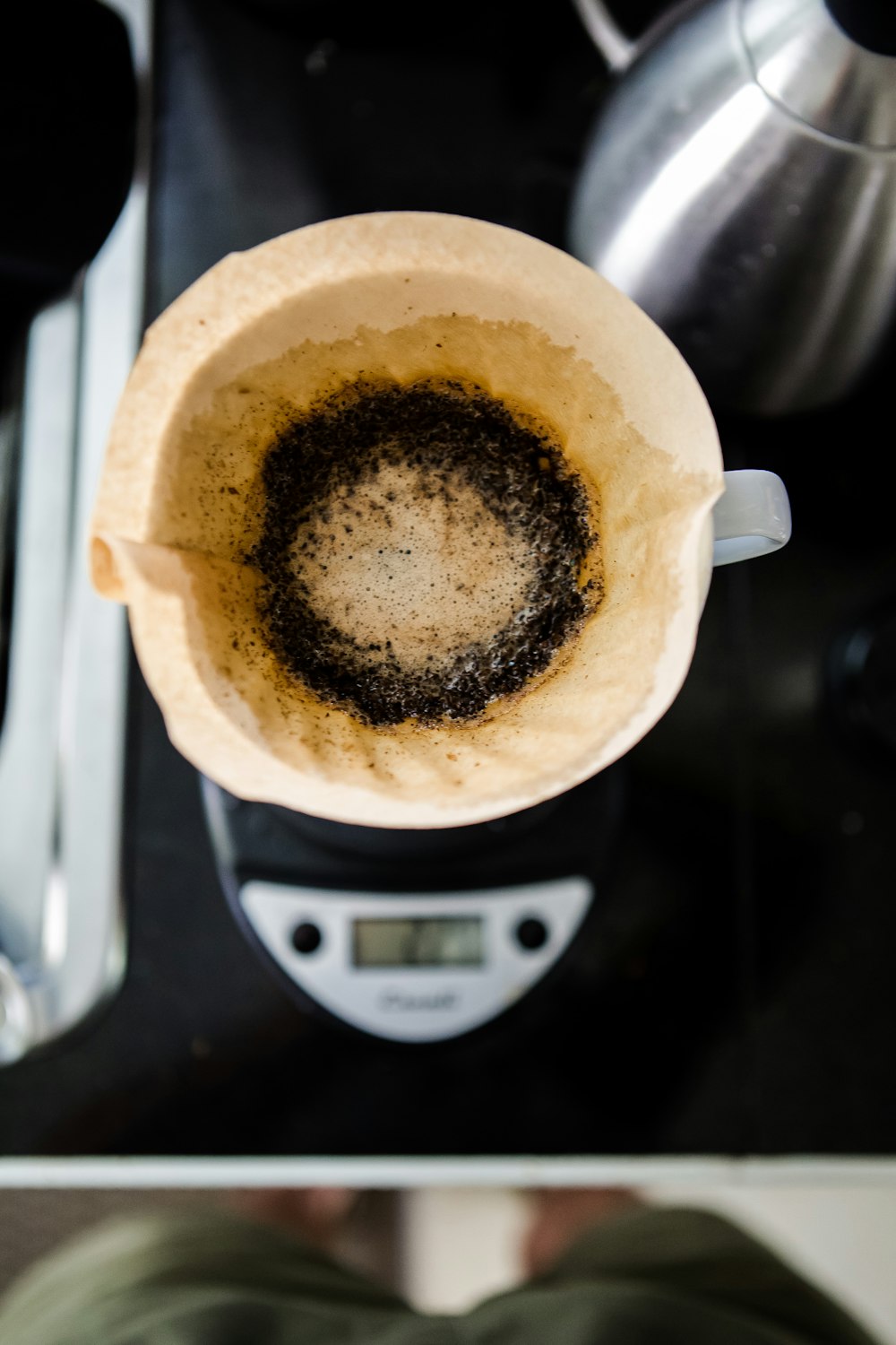 taza de café sobre mesa negra