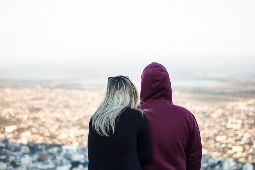 Sudadera con capucha morada de la persona