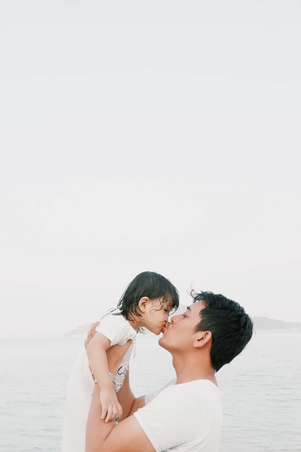 お父さんのほっぺにキスをする子ども