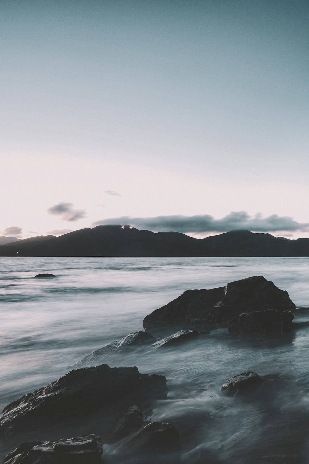 Photographie time-lapse de montagne et de mer