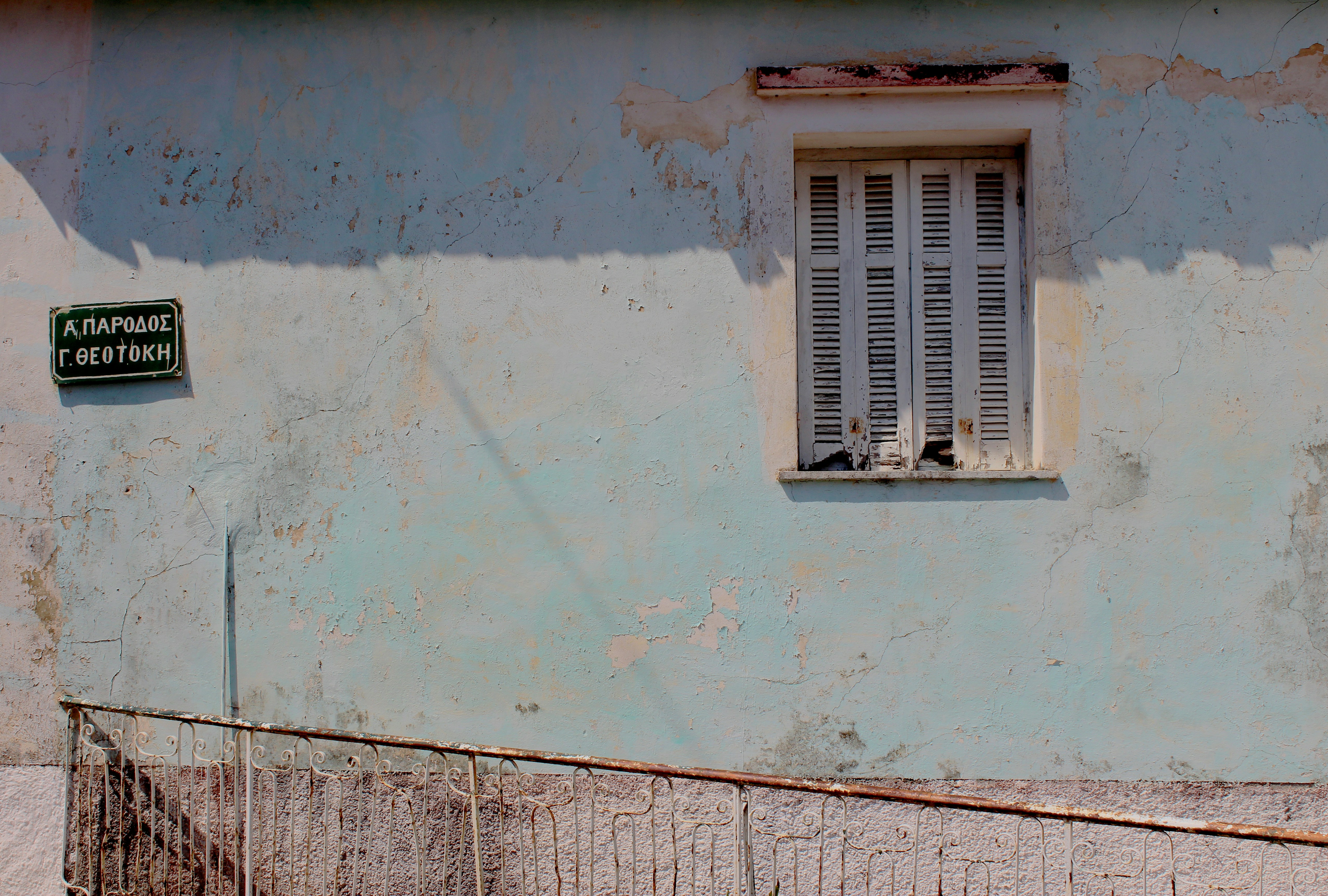 white wooden windopane