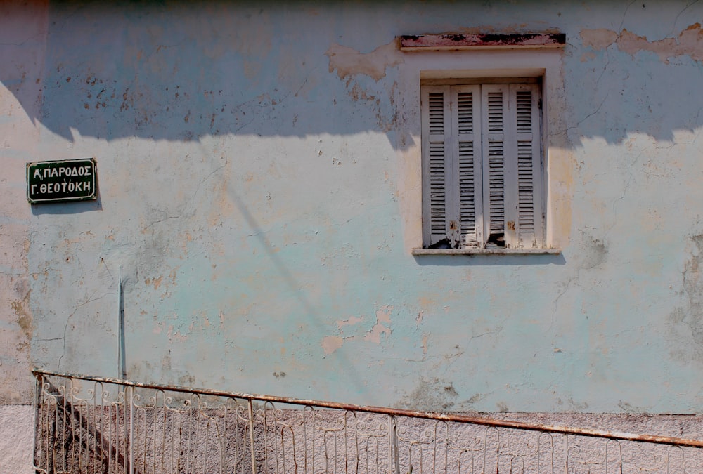 white wooden windopane