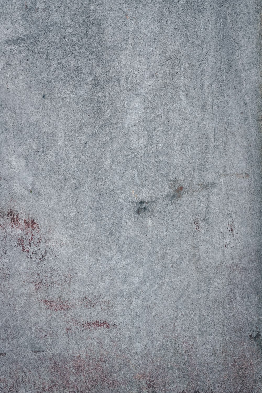 붉은 얼룩이 있는 시멘트 표면의 클로즈업