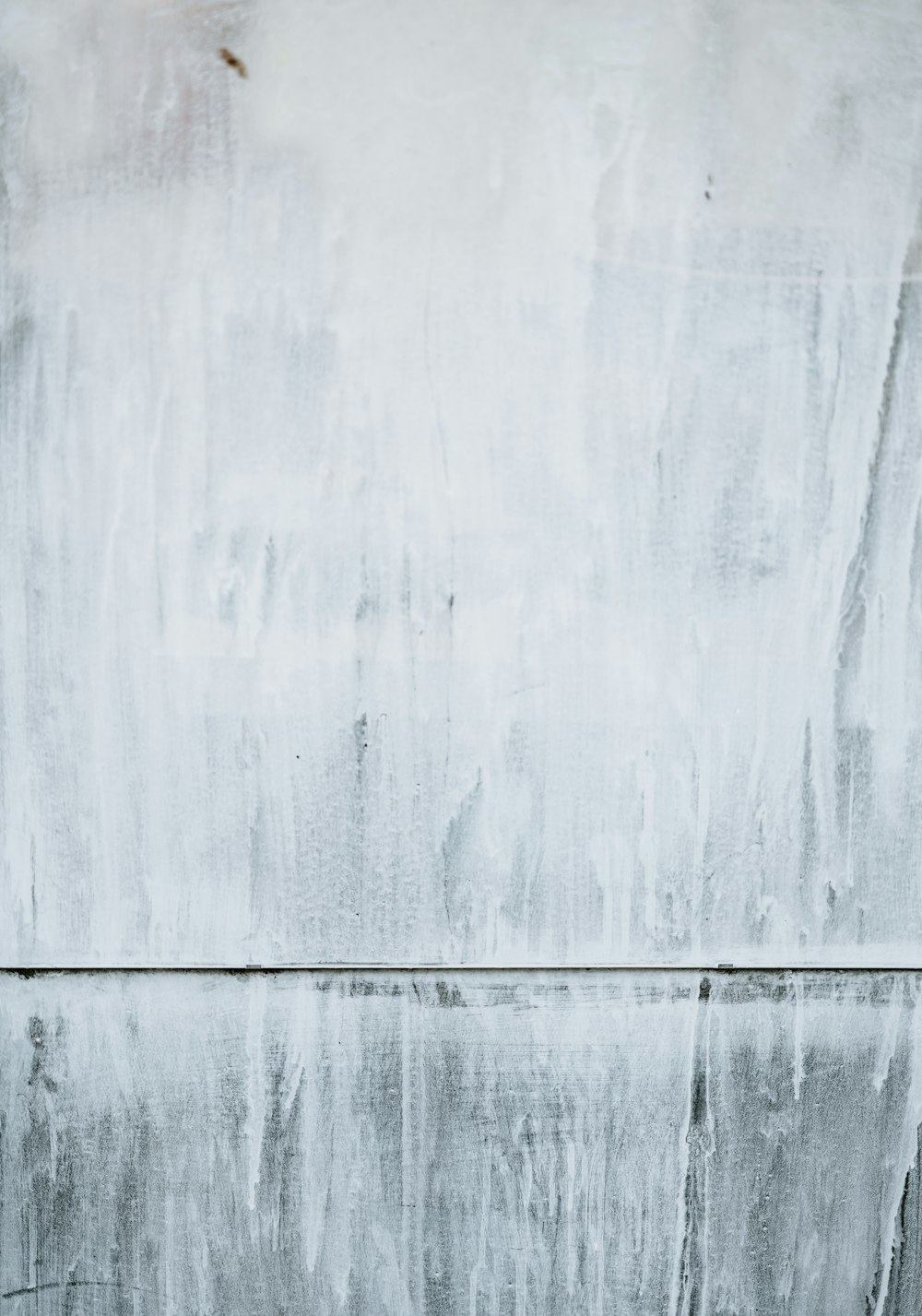 Una foto en blanco y negro de un muro de hormigón
