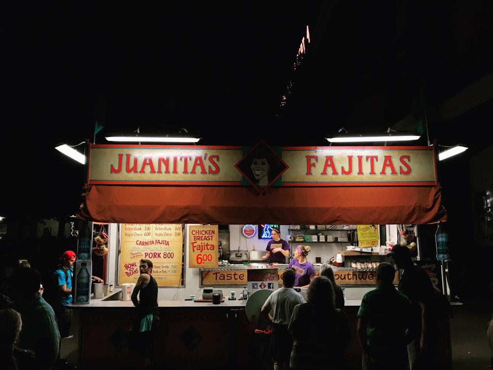 Loja Juanitas Fajitas durante a noite