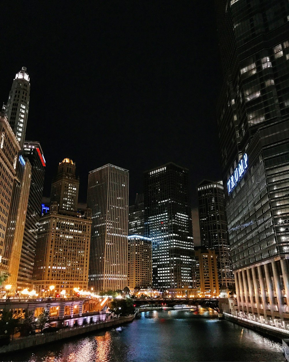 Bâtiments de la ville pendant la nuit