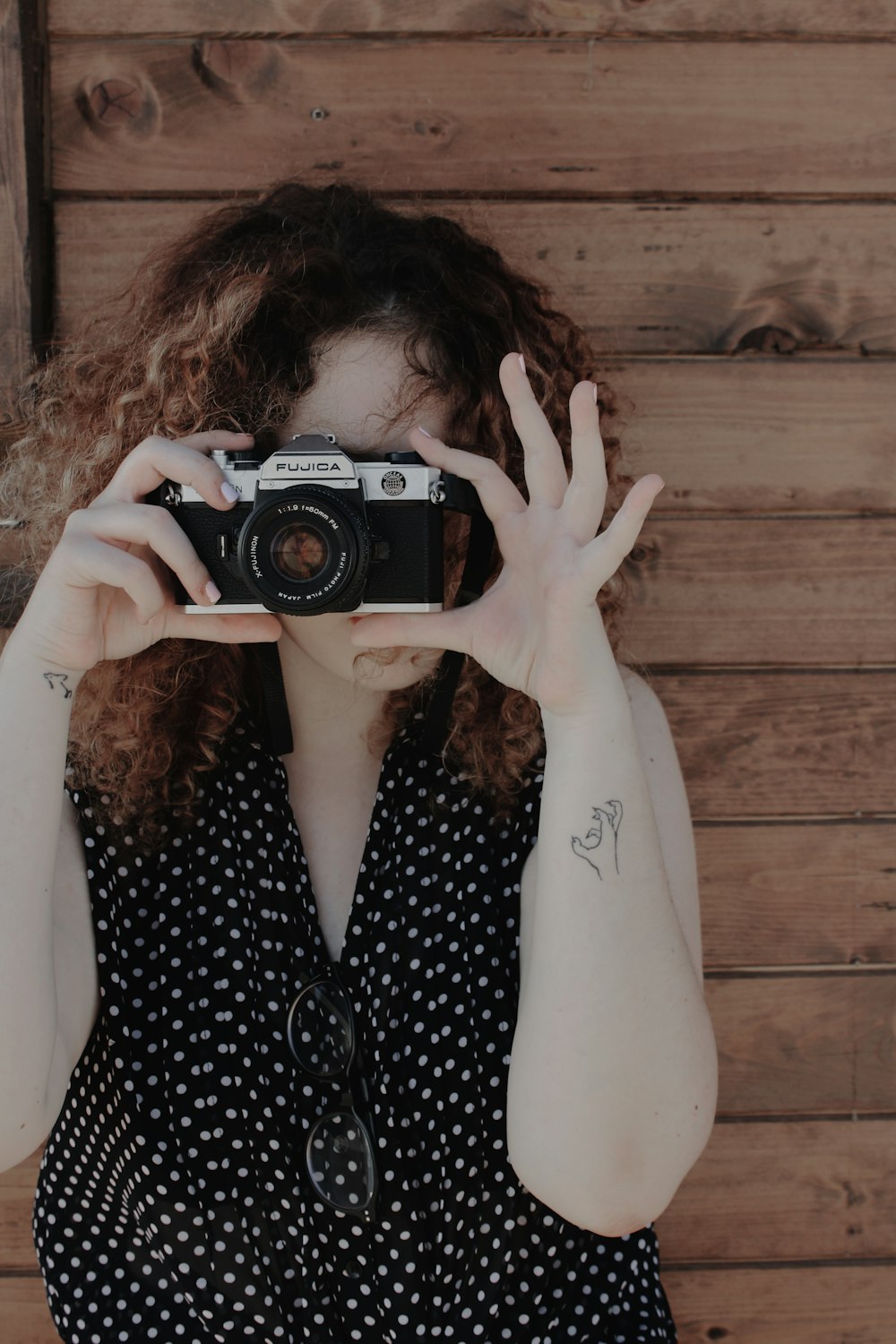 mujer tomando foto