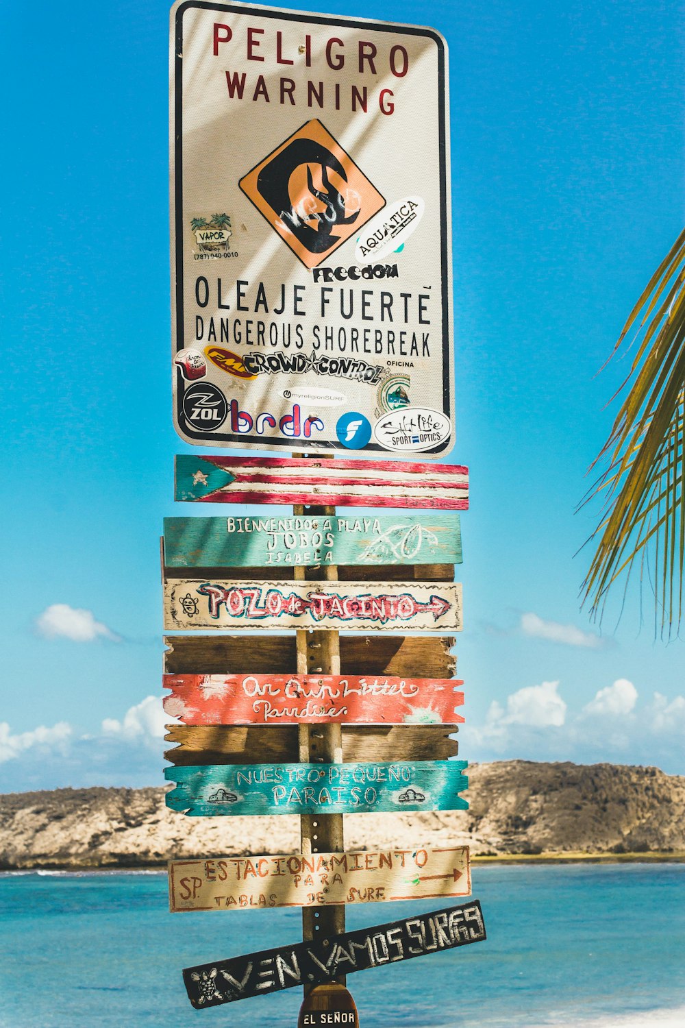 해변의 Peligro 경고 표지판