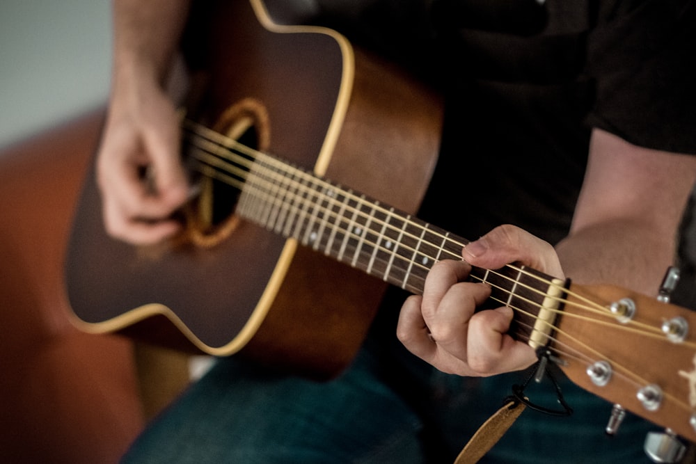 Person, die Gitarre spielt