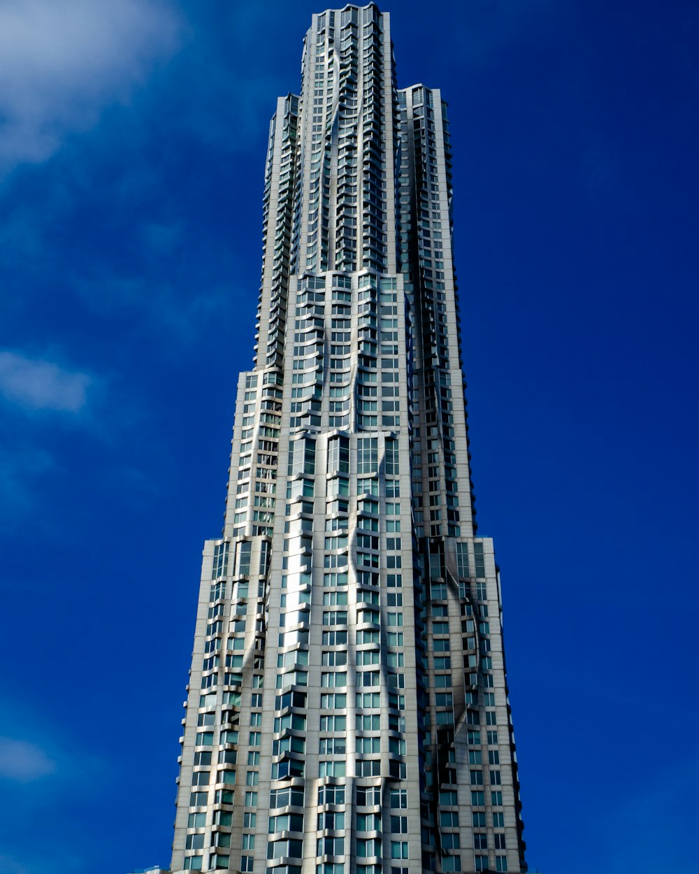 Foto de ángulo bajo de un edificio gris de gran altura