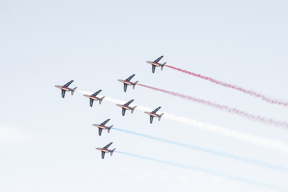 Ocho aviones haciendo acrobacias aéreas