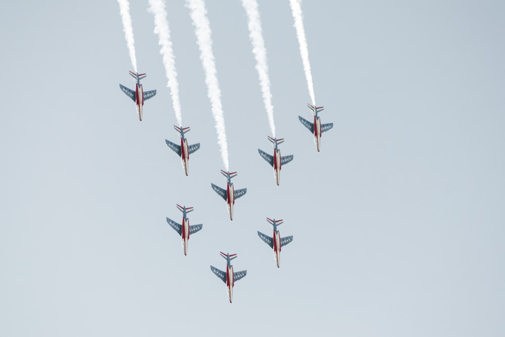 Ocho aviones de combate en el aire durante el día