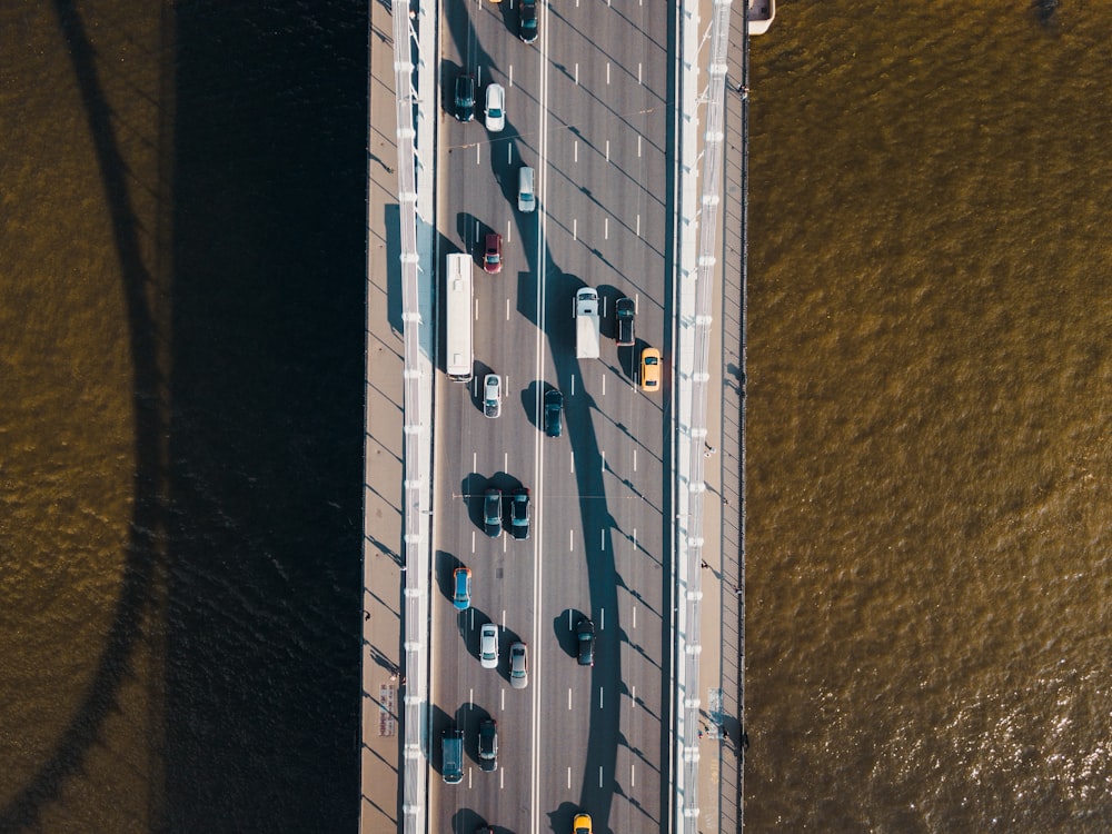 車のある橋の空中写真
