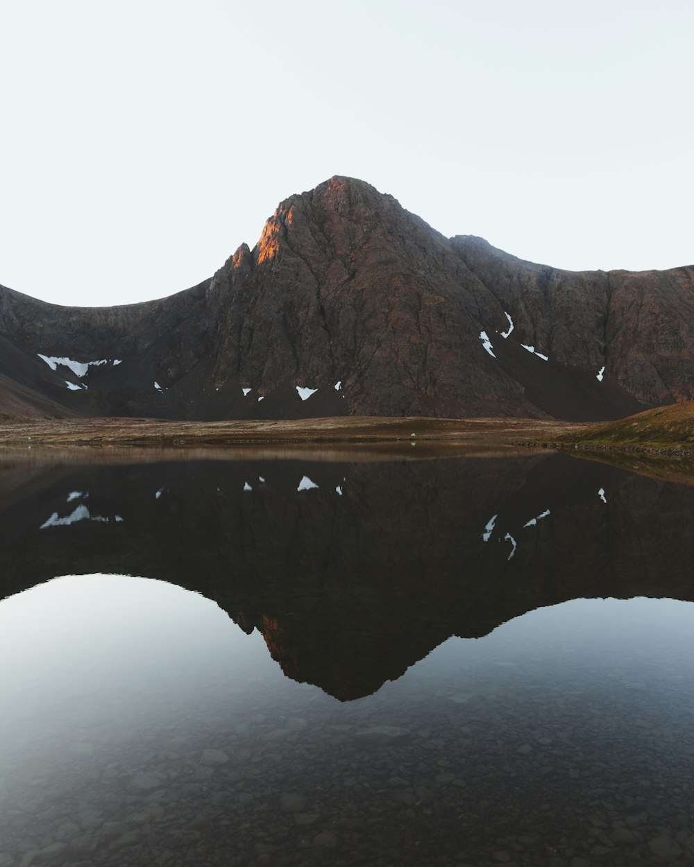 fotografia de paisagem da montanha perto do corpo de água
