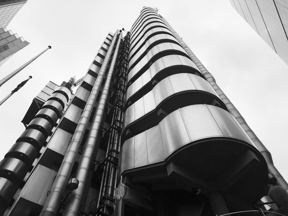 Photographie en niveaux de gris d’un bâtiment