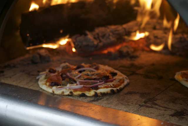 Pizzas cuites au four à bois