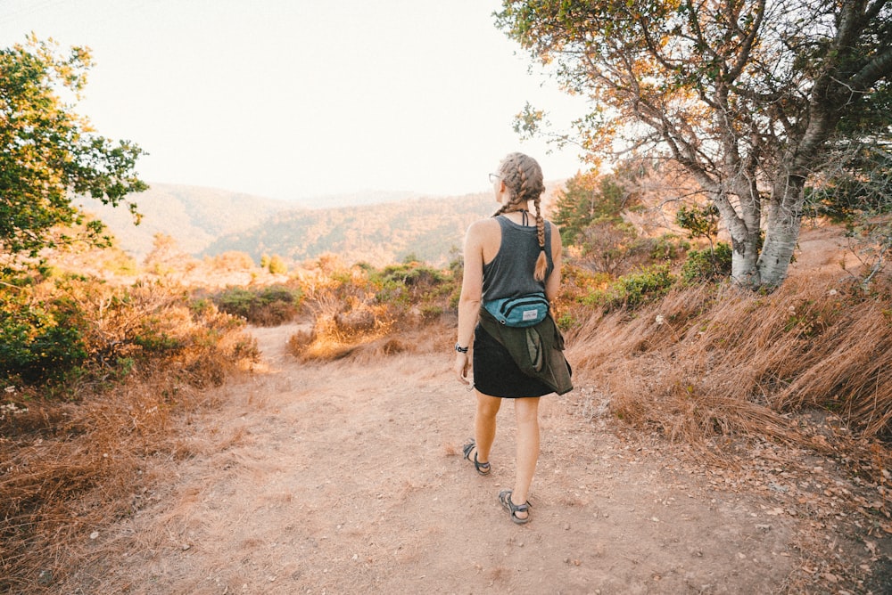 Mujer caminando por el camino