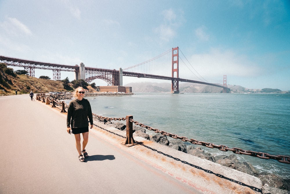 donna che cammina vicino al Golden Gate Bridge