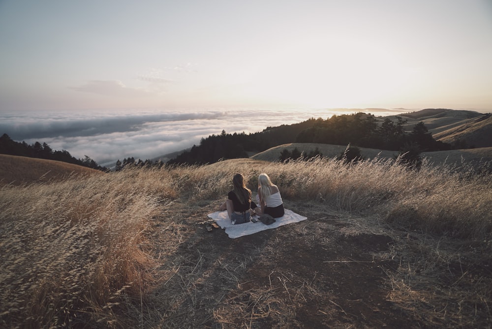 Zwei Frauen picknicken auf dem Hügel