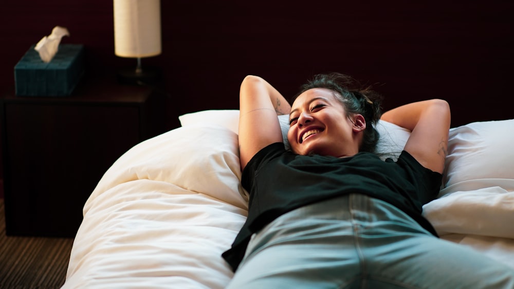 femme couchée sur le lit