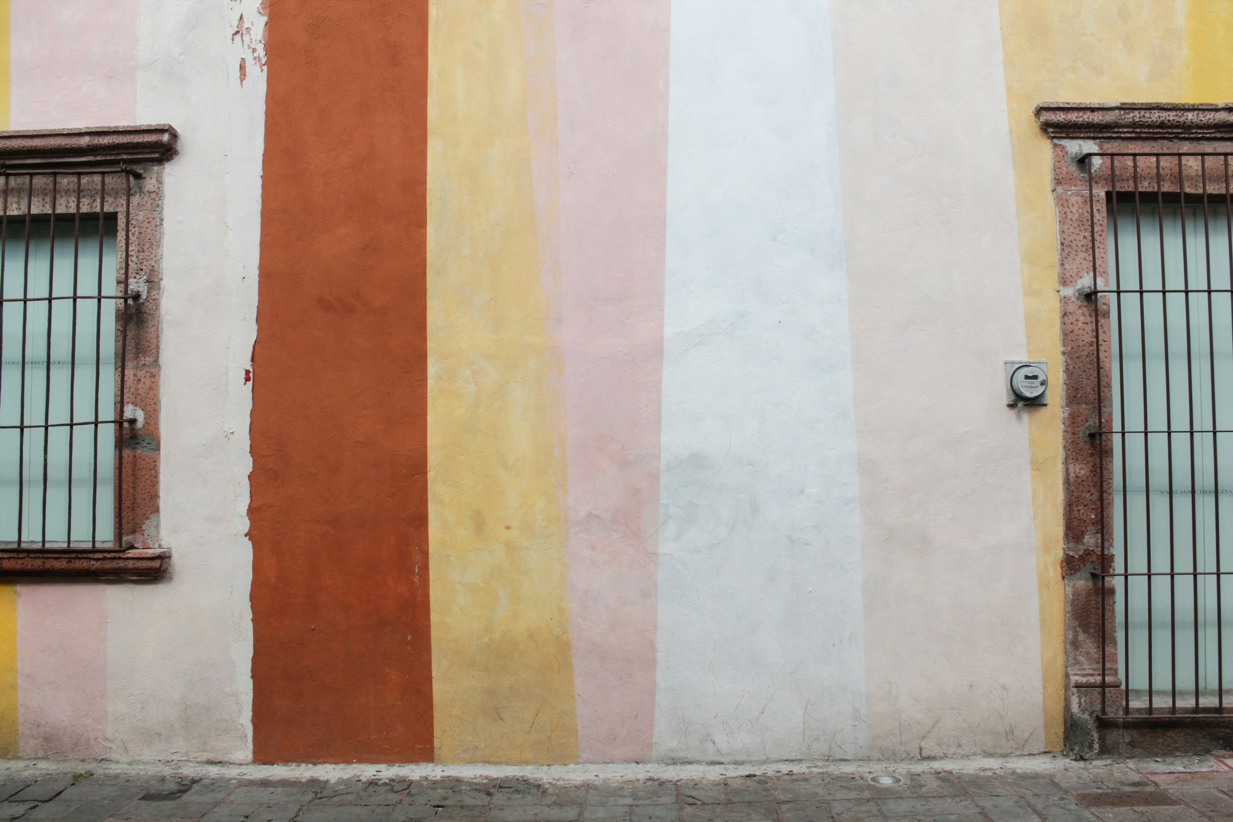 Walking around Querétaro we found this beautiful wall. The lines are crooked on purpose and I thought it was a great palette. Some girls were taking photos there (it’s super Instagram worthy) and had to wait some minutes for them to go and for cars to stop passing by. Worth it!