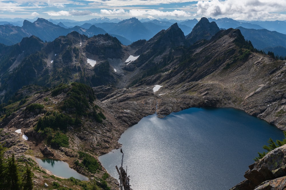 Photo aérienne d’un plan d’eau à côté d’une montagne Rocheuse