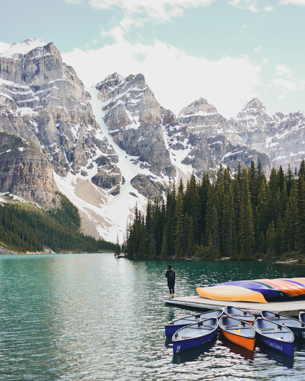 homem em pé na borda do barco no Parque Nacional de Banff