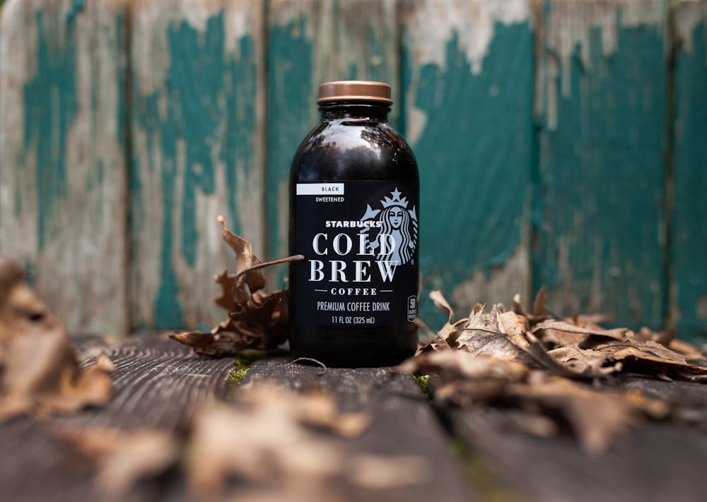 Botella de café Cold Brew en blanco y negro