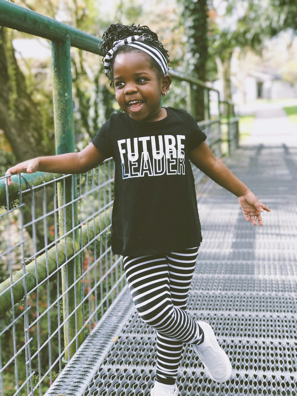 enfants debout sur le pont