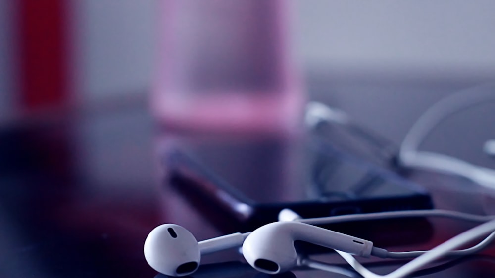 photographie de mise au point sélective des EarPods d’Apple