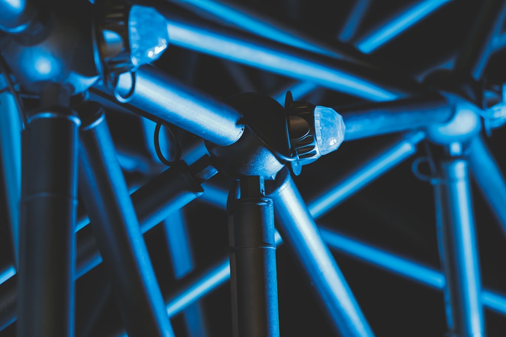 um close up de uma estrutura metálica com luzes azuis