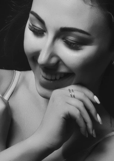 Professional portrait of Samira Menezes smiling confidently in her nail studio.