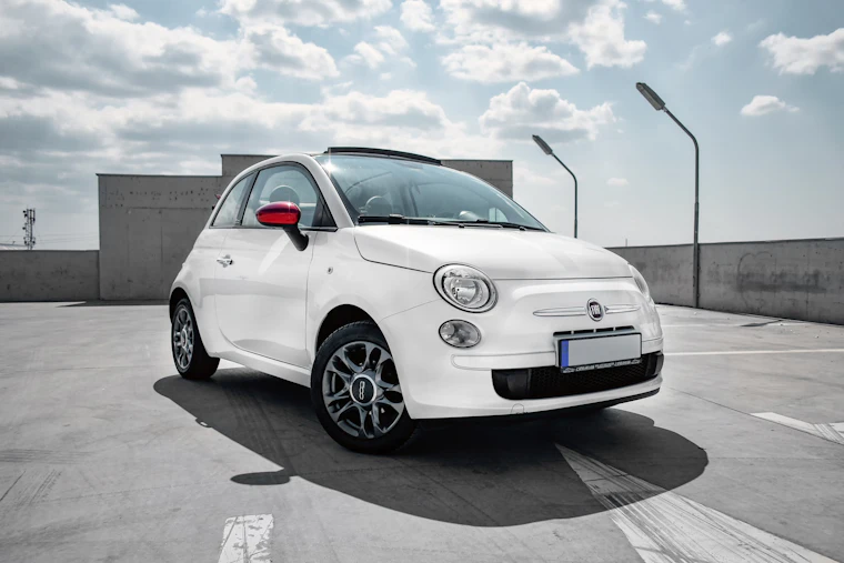 Beyaz Fiat 500, otoparkta park halinde