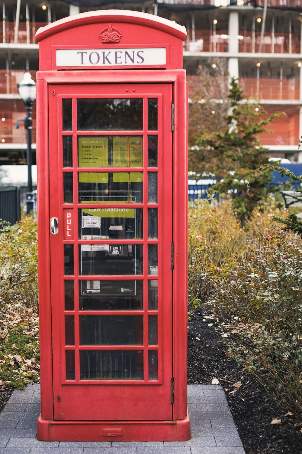 cabine téléphonique à jetons rouges