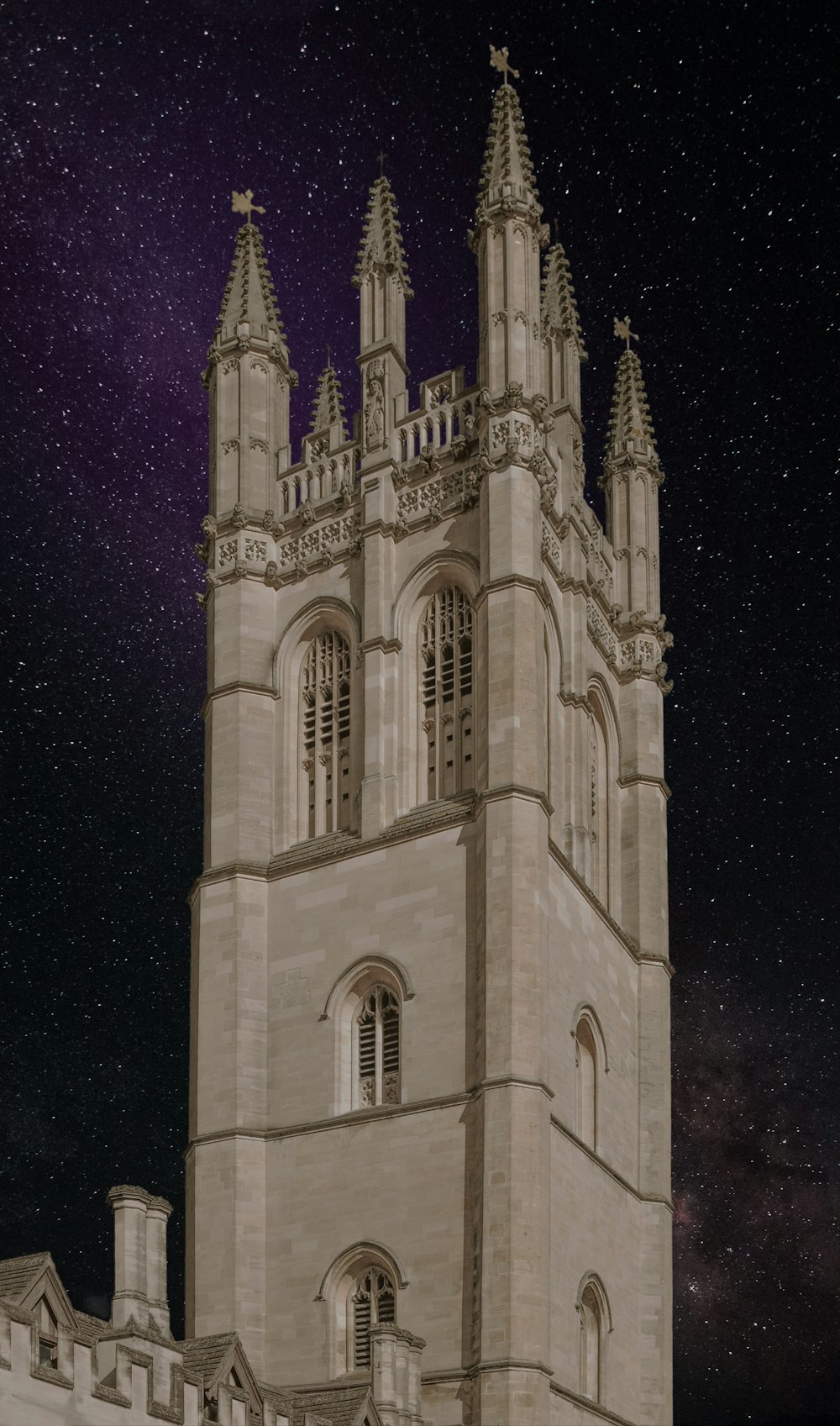 Foto de ángulo bajo de un edificio de hormigón marrón