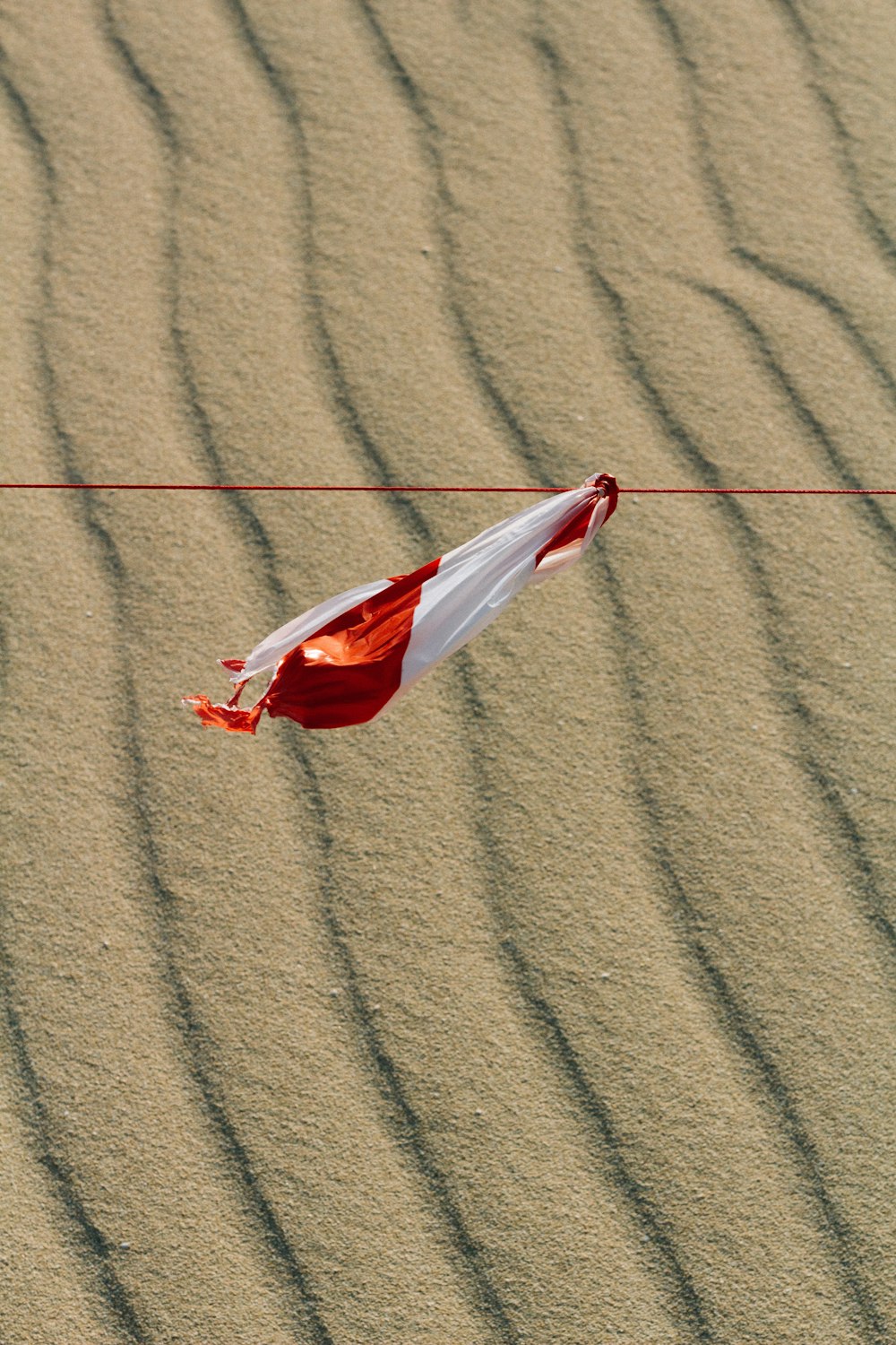 ondeando textil rojo y blanco