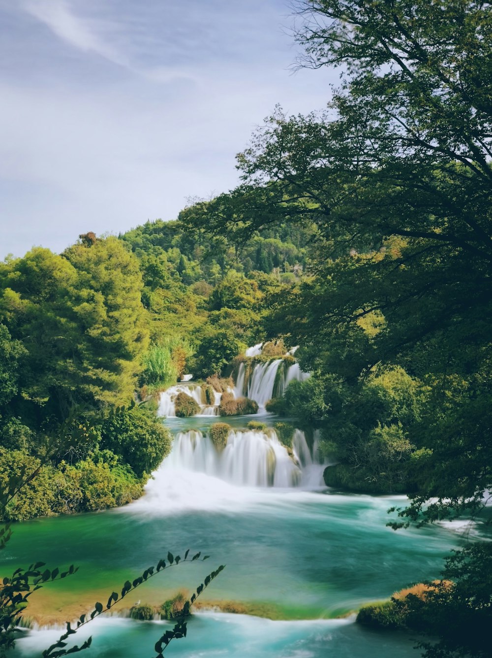 cascadas bajo el cielo nublado