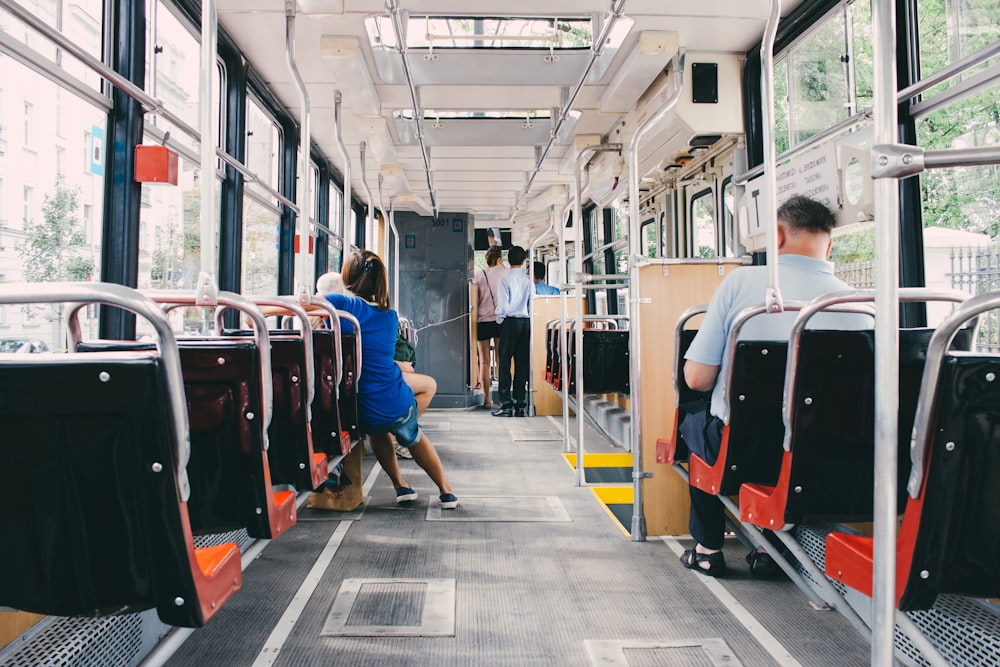 Personas que viajan en el autobús durante el día