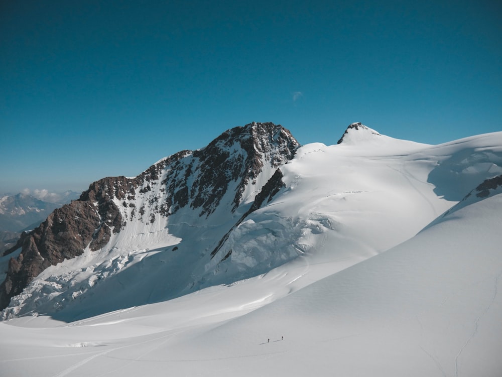 Montagna marrone coperta di neve