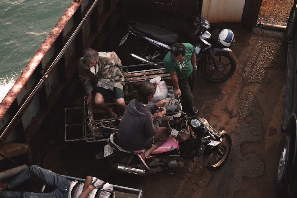 Tres hombres en el barco durante el día