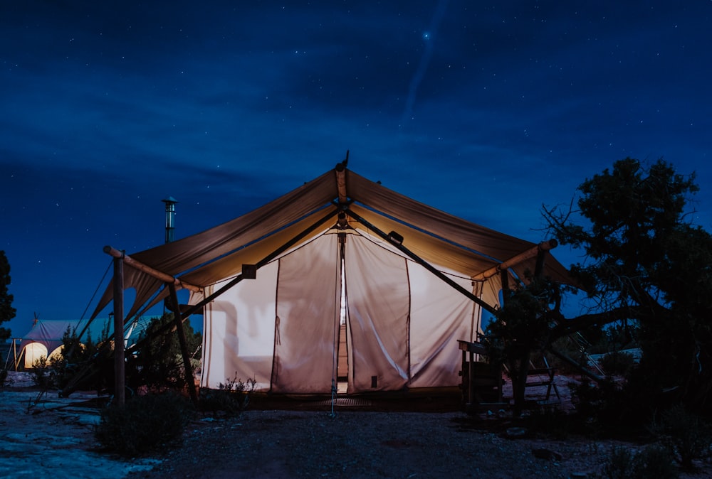 Weißes Zelt unter klarem Himmel in der Nacht