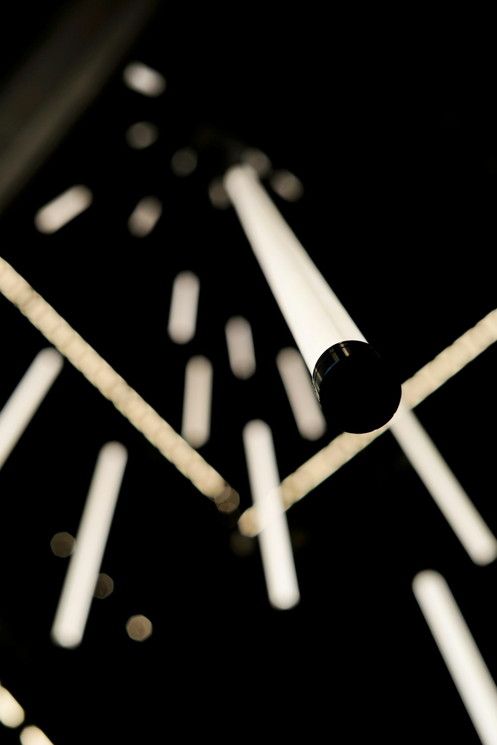 Una foto in bianco e nero di un quadrante orologio