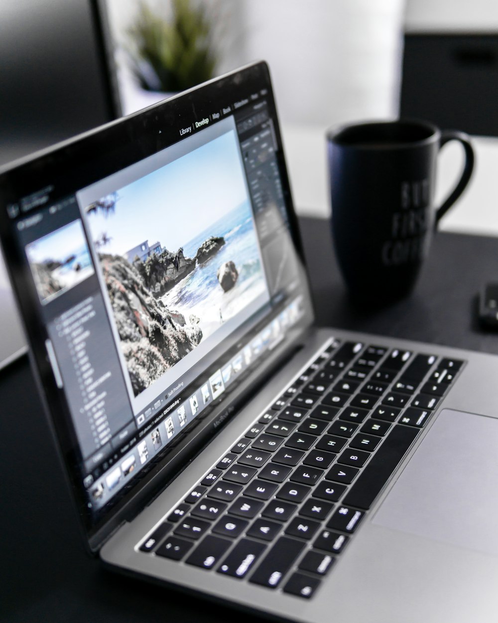 MacBook Pro allumé sur le bureau