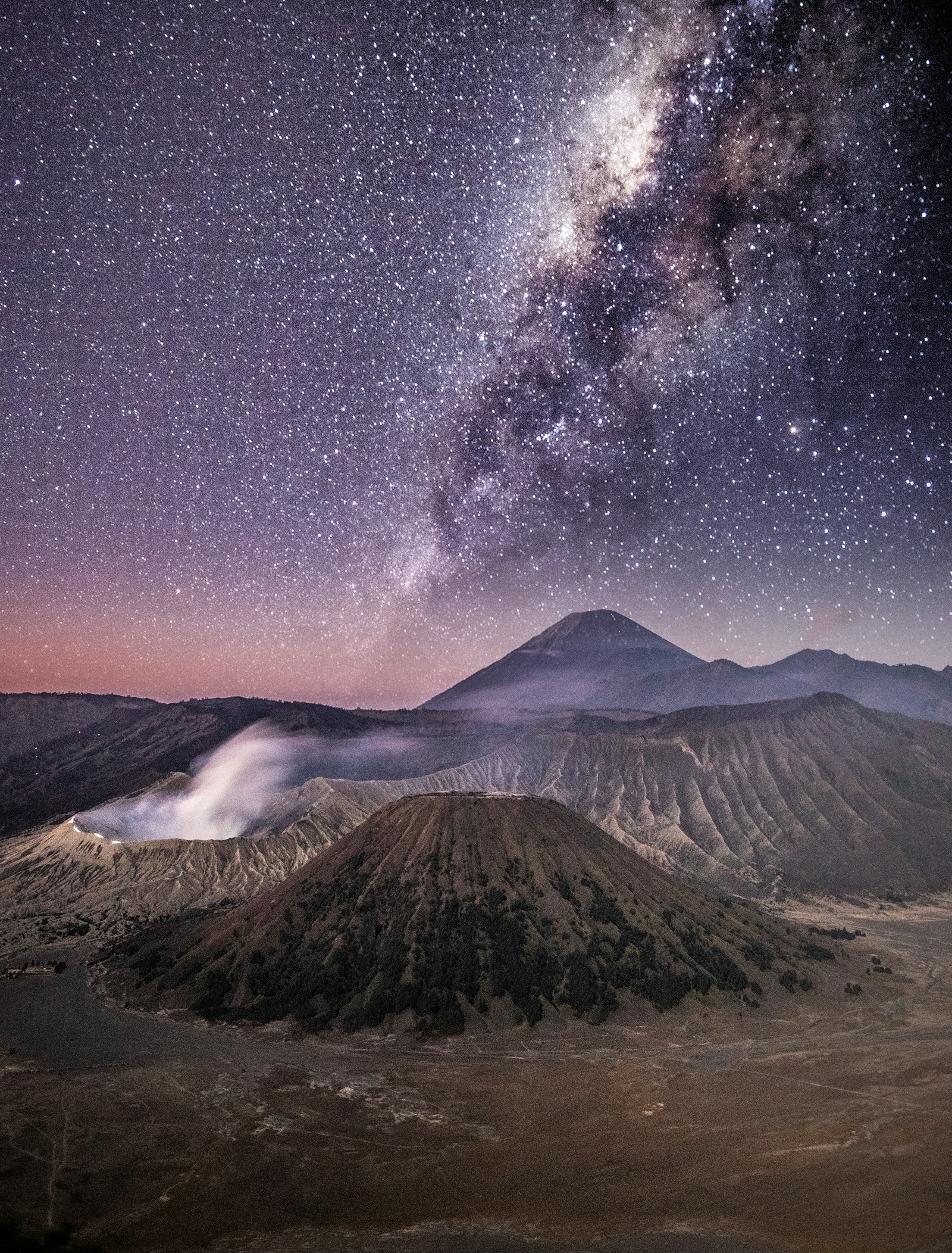 Canon EOS 5D Mark IV + Canon EF 16-35mm F4L IS USM sample photo. Brown volcano under grey photography
