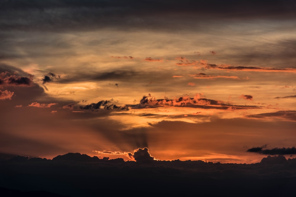 Weißer und brauner Himmel bei Tagesfoto