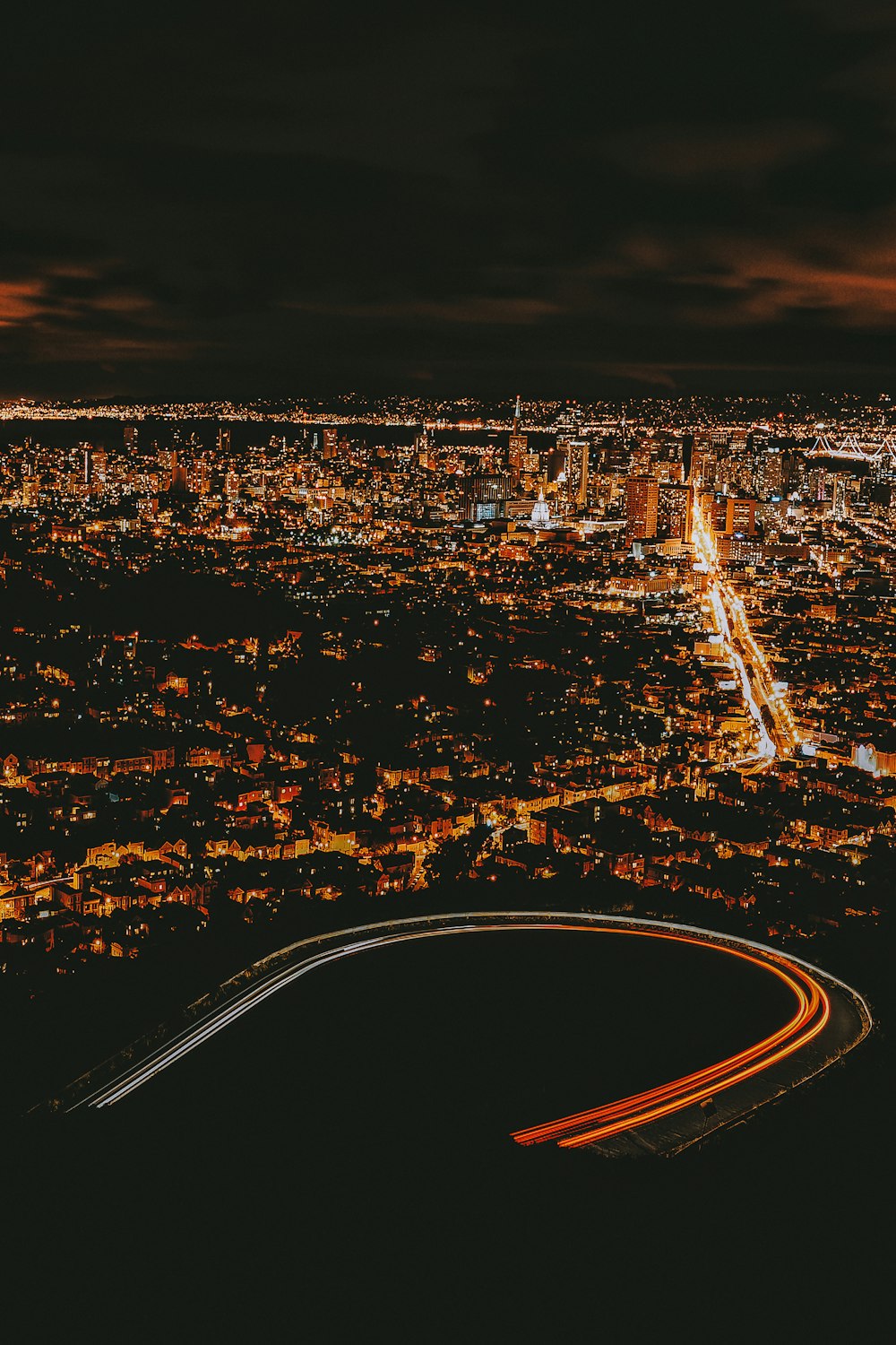 Foto com vista de pássaro de arranha-céus durante a noite