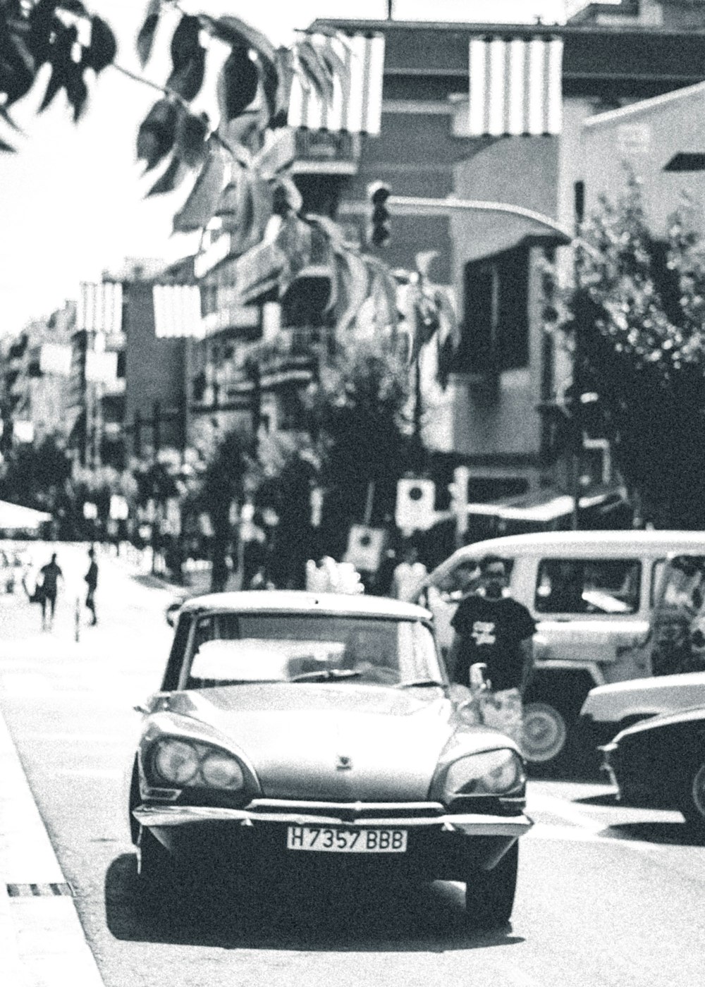 fotografia em tons de cinza de um carro