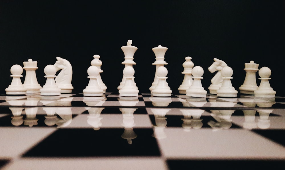 Foto Um tabuleiro de xadrez com uma peça de xadrez – Imagem de Xadrez  grátis no Unsplash